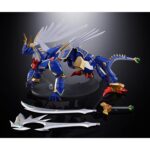 GX-119 DRAGON TIGER KING / TIGER DRAGON KING SUPER ROBOT WARS OG SOUL OF CHOGOKIN. Ryuko-O y Koryu-O, procedentes del universo Super Robot Wars: Original Generations, son dos mechas legendarios que destacan por su potencia bruta y su imponente estilo. Figuras emblemáticas de la franquicia, encarnan la dualidad entre la fuerza salvaje y el dominio marcial en un mundo donde reinan los combates entre robots gigantes. La figura GX-119 reúne a estos dos titanes mecánicos en una versión transformable de aspecto majestuoso. Ryuko-O, esbelto, tiene alas y una postura erguida que evoca a una criatura celestial. Koryu-O, más robusto, presenta formas compactas y una musculatura mecánica realzada por sus enormes garras. Juntos, ilustran la complementariedad de dos fuerzas distintas. El nivel de detalle es notable: armaduras metálicas brillantes en azul, blanco y dorado, expresiones feroces, armas imponentes (cetro con orbe verde, espada curva, garras macizas) y elementos móviles como las alas, la cola o los cuernos. Cada pieza está finamente esculpida, con acabados metálicos que acentúan su poderosa presencia. Con una altura de unos 20 cm, esta figura de metal pertenece a la colección Soul of Chogokin de Tamashii Nations. El set permite recrear las dos formas con transformación, articulación avanzada y acabado de primera calidad. Una pieza imprescindible para los fans de los mechas tácticos y los robots legendarios.