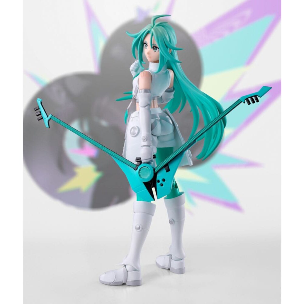 Lucky cyan to be hero x sh figuarts.  en el universo extravagante y futurista de to be hero x, lucky cyan encarna a una heroína pop con aires de guerrera e ídolo virtual. Con su estilo deslumbrante y su energía desbordante, combina actuaciones musicales y enfrentamientos dinámicos en una serie que mezcla humor, acción y estética cyber-pop. La figura la muestra en plena acción, con la guitarra en la mano, lista para lanzar un ataque o un solo devastador. Su expresión decidida, su postura abierta y su brazo extendido reflejan a la perfección su papel de protagonista segura de sí misma, tan carismática como combativa. Su diseño es fiel a la obra: larga melena turquesa en movimiento, traje blanco realzado con toques de verde menta, guantes sin dedos y botas altas a juego. La guitarra futurista que sostiene está esculpida con precisión, con detalles estilizados que acentúan su aspecto electro-pop. Cada elemento visual está pensado para resaltar su identidad sonora y visual. Con una altura de unos 15 cm, esta figura de pvc forma parte de la gama s. H. Figuarts de bandai. Las articulaciones integradas permiten numerosas poses expresivas, mientras que el acabado nítido garantiza una gran legibilidad de los detalles. Perfecta para los fans de los personajes enérgicos y los diseños modernos.