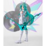 LUCKY CYAN TO BE HERO X SH FIGUARTS. En el universo extravagante y futurista de To Be Hero X, Lucky Cyan encarna a una heroína pop con aires de guerrera e ídolo virtual. Con su estilo deslumbrante y su energía desbordante, combina actuaciones musicales y enfrentamientos dinámicos en una serie que mezcla humor, acción y estética cyber-pop. La figura la muestra en plena acción, con la guitarra en la mano, lista para lanzar un ataque o un solo devastador. Su expresión decidida, su postura abierta y su brazo extendido reflejan a la perfección su papel de protagonista segura de sí misma, tan carismática como combativa. Su diseño es fiel a la obra: larga melena turquesa en movimiento, traje blanco realzado con toques de verde menta, guantes sin dedos y botas altas a juego. La guitarra futurista que sostiene está esculpida con precisión, con detalles estilizados que acentúan su aspecto electro-pop. Cada elemento visual está pensado para resaltar su identidad sonora y visual. Con una altura de unos 15 cm, esta figura de PVC forma parte de la gama S.H. Figuarts de Bandai. Las articulaciones integradas permiten numerosas poses expresivas, mientras que el acabado nítido garantiza una gran legibilidad de los detalles. Perfecta para los fans de los personajes enérgicos y los diseños modernos.