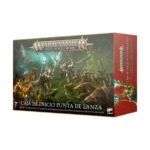 WARHAMMER AGE OF SIGMAR: CAJA DE INICIO DE PUNTA DE LANZA (ESPAÑOL). La Era de Sigmar es una era de guerra sin fin. Durante siglos, los formidables Forjados en la Tormenta han luchado contra las fuerzas del mal, pero ahora parece haber llegado la Hora de la Ruina con incontables hordas de escurridizos Skaven inundando los Reinos Mortales. Tan poderoso es su armamento arcano que el Dios Rey Sigmar ha enviado a sus guerreros más poderosos para frenar la marea. A la cabeza de esta resplandeciente hueste marchan las cámaras de Perdición, guerreros que han muerto tantas veces que se parecen más a armas vivientes que a los humanos que protegen. Este set es perfecto para empezar con Warhammer Age of Sigmar, un apasionante universo de fantasía del que puedes formar parte coleccionando ejércitos, pintándolos y combatiendo con tus amistades. El manual de 72 páginas contiene todo lo que necesitas para empezar con todos los aspectos de este emocionante hobby; aprenderás a montar y pintar tus miniaturas, descubrirás el universo al que pertenecen y disputarás con ellas emocionantes batallas. También incluye el libro Punta de lanza: Fuego y jade, que contiene todas las reglas adicionales que necesitas para jugar al vertiginoso modo de juego Punta de lanza, junto con un tapete de juego de dos caras en el que jugar tus partidas de Punta de lanza. Incluso encontrarás dos fuerzas completas de Punta de lanza, para que te lances a jugar partidas tácticas e intensas desde el primer momento.