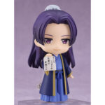 JINSHI THE APOTHECARY DIARIES NENDOROID. En el refinado y complejo mundo de The Apothecary Diaries, Jinshi destaca como una figura misteriosa dentro de la corte imperial. Es un personaje lleno de carisma y ambigüedad que desempeña un papel clave en las intrigas palaciegas, mientras que su relación con Maomao revela tanto su autoridad como su profundidad oculta. En equilibrio entre el poder y el encanto, Jinshi desprende un aura que atrae la atención allá donde va. Su importancia en la historia va más allá de su rango social, ya que sus conexiones personales, en particular con el joven boticario, añaden matices a su personaje. Esta figura Nendoroid lo captura en un adorable estilo chibi, vestido con una túnica azul tradicional adornada con oro. Su cabello violeta, recogido cuidadosamente con una cinta pálida, enmarca su rostro sereno y sus ojos morados, que irradian dignidad y elegancia, con un sutil toque de suavidad. Fabricada en PVC y con una altura de unos 10 centímetros, esta Nendoroid incluye múltiples caras y accesorios, lo que permite una amplia gama de poses y expresiones. Desde su sonrisa pícara hasta su expresión severa, junto con objetos como una bolsa, un pergamino y una botella, cada pieza realza el placer de exhibir a este icónico personaje.