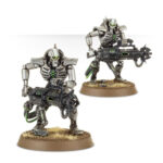 NECRONS: IMMORTALS WARHAMMER 40,000. Como tropas de choque del ejército Necron, las falanges de Immortals luchan por la victoria usando todas las tácticas a su alcance, y son capaces de soportar fácilemente una salva de fuego de bólter pesado. Los Necron Immortals poseen la clásica cara de esqueleto metálico tan espeluznante y típica de su raza. Sus largas extremidades tienen pernos en las articulaciones, su cuerpo tiene un aspecto encorvado y su cabeza y hombros van protegidos por un collarín blindado. Lucen sutiles iconos Necrons en el esternón. Puedes equipar a tus Immortals con los devastadores blásteres gauss o con carabinas tesla. Esta caja de miniaturas multicomponente de plástico contiene 80 piezas, dos hojas de calcomanías Necron y cinco peanas redondas Citadel de 32 mm, con las que montar cinco Necron Immortals o cinco Necron Deathmarks.
