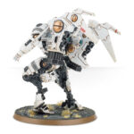 T'AU EMPIRE COMMANDER WARHAMMER 40,000. Rápidos y letales, los Comandantes T'au pilotan exoarmaduras de tamaño y potencia intimidantes. Obviamente el mero hecho de pilotar una enorme exoarmadura no convierte automáticamente a un soldado en Comandante; es la astucia estratégica y la capacidad de adaptarse a situaciones impredecibles lo que más distingue a este piloto de los demás. Se necesitan muchísimos años de incansable dedicación para alcanzar este prestigioso rango; todos los Comandantes T'au han conseguido su estatus por las malas. Sus Exoarmaduras XV85 Sentenciador están armadas con una gama de armas enormemente destructivas: lanzallamas, blásteres de iones y eyectores de minas son algunas de las opciones disponibles, junto con contramedidas electrónicas y enormes capacidades de procesamiento de datos que mejoran el rendimiento en batalla. La variante XV86 de la Exoarmadura Estrella de hielo está cubierta de aletas que la hacen más aerodinámico y le permiten desplazarse a gran velocidad por el campo de batalla, aniquilando a los enemigos con los potentes impactos de su cañón rotativo. Sus contramedidas holofotónicas y los conjuntos de telemetría proporcionan a la Estrella de hielo y a su piloto una enorme variedad de información que abrumaría a una mente no entrenada pero que, en este caso, permite a la armadura Estrella de hielo elevarse sobre sus enemigos con una agilidad que los sistemas de puntería enemigos no pueden contrarrestar. Con este kit multicomponente de plástico tendrás todo lo que necesitas para montar un Comandante T’au con exoarmadura XV-85 Sentenciador o con exoarmadura XV86 Estrella de hielo. Hay una inmensa cantidad de opciones disponibles en la caja: diferentes cabezas, motores, brazos y piernas, ¡y un montón de armas! Un eyector de minas aéreas, un fusil de plasma, un lanzallamas, un bláster fundidor, un ciclobláster iónico, un cañón rotativo (con kit de mejoras) y un módulo lanzamisiles. También incluye un dron, que puede montarse como un Dron de combate, un Dron de defensa o un Dron Telemétrico. Este kit contiene 77 componentes y una peana redonda Citadel de 60 mm. Esta miniatura se vende sin pintar y sin montar; recomendamos usar pegamento para plástico Citadel y pinturas Citadel Colour. Las miniaturas se proporcionan sin montar ni pintar. Recomendamos usar pegamento para plástico Citadel y pinturas Citadel Colour.