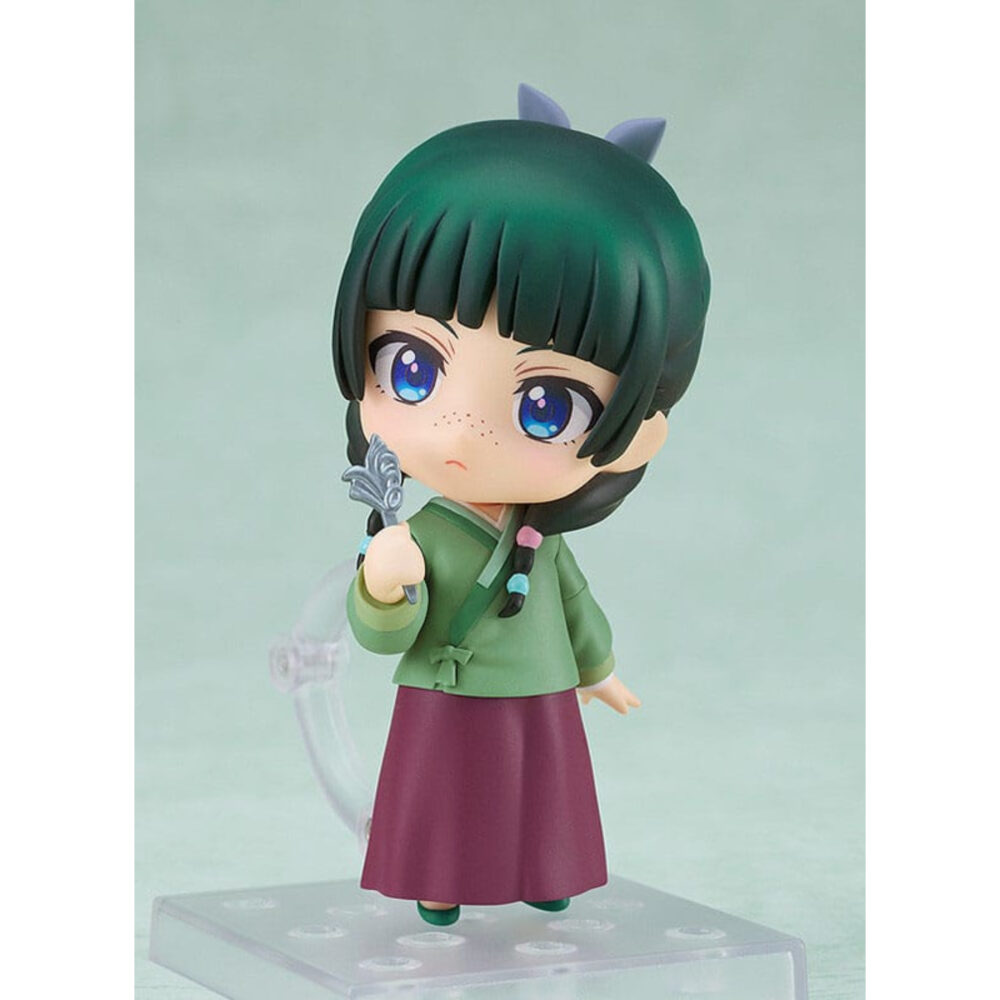 Maomao the apothecary diaries nendoroid. Maomao the apothecary diaries nendoroid. En el mundo de the apothecary diaries, maomao es una joven boticaria brillante y perspicaz cuya ingenuidad la lleva al centro de las intrigas de la corte imperial. Curiosa y observadora, destaca por su capacidad para resolver misterios gracias a sus conocimientos médicos y su aguda perspicacia. Este entrañable personaje suele representarse con su personalidad franca y su mirada penetrante. Detrás de su aparente indiferencia se esconde una heroína dispuesta a enfrentarse incluso a las tramas más oscuras con calma y lógica. Esta figura captura sus múltiples facetas y su energía única. La nendoroid la muestra con el pelo verde trenzado, los ojos azules brillantes y sus distintivas pecas. Lleva su tradicional traje verde y ciruela, fiel a la serie, y viene con varias caras intercambiables para recrear sus expresiones más icónicas, desde las serias hasta las cómicas. Los accesorios adicionales, como hierbas medicinales, un cuenco, un pez o incluso orejas de gato, aportan variedad y un encanto divertido. Fabricada en pvc y con una altura de unos 10 cm, esta figura destaca por sus finos detalles: los pliegues de su ropa, los sutiles matices de color y los pequeños accesorios están cuidadosamente reproducidos. Al igual que todas las nendoroids, viene con una base articulada que permite múltiples opciones de posado, lo que te permite dar vida a sus aventuras.