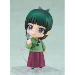 MAOMAO THE APOTHECARY DIARIES NENDOROID. MAOMAO THE APOTHECARY DIARIES NENDOROID. En el mundo de The Apothecary Diaries, Maomao es una joven boticaria brillante y perspicaz cuya ingenuidad la lleva al centro de las intrigas de la corte imperial. Curiosa y observadora, destaca por su capacidad para resolver misterios gracias a sus conocimientos médicos y su aguda perspicacia. Este entrañable personaje suele representarse con su personalidad franca y su mirada penetrante. Detrás de su aparente indiferencia se esconde una heroína dispuesta a enfrentarse incluso a las tramas más oscuras con calma y lógica. Esta figura captura sus múltiples facetas y su energía única. La Nendoroid la muestra con el pelo verde trenzado, los ojos azules brillantes y sus distintivas pecas. Lleva su tradicional traje verde y ciruela, fiel a la serie, y viene con varias caras intercambiables para recrear sus expresiones más icónicas, desde las serias hasta las cómicas. Los accesorios adicionales, como hierbas medicinales, un cuenco, un pez o incluso orejas de gato, aportan variedad y un encanto divertido. Fabricada en PVC y con una altura de unos 10 cm, esta figura destaca por sus finos detalles: los pliegues de su ropa, los sutiles matices de color y los pequeños accesorios están cuidadosamente reproducidos. Al igual que todas las Nendoroids, viene con una base articulada que permite múltiples opciones de posado, lo que te permite dar vida a sus aventuras.