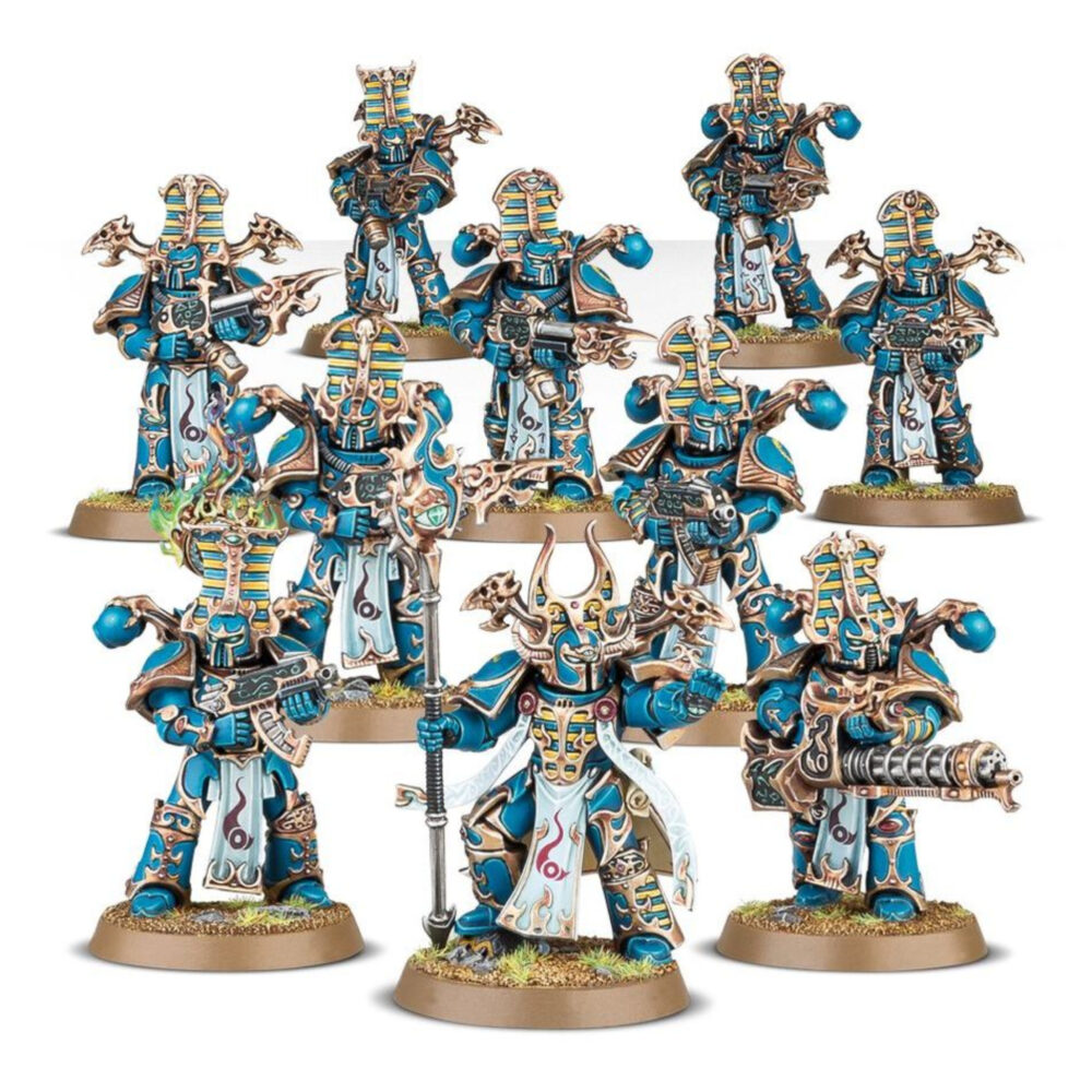 THOUSAND SONS RUBRIC MARINES WARHAMMER 40,000. Mientas avanzan a las órdenes de su Maestro Hechicero, los Marines Rúbrica lanzan ráfagas de fuego fulminantes. Los proyectiles arcanos de las armas infierno y los cañones cosechaalmas destrozan al rival, mientras el fuego mutágeno de los lanzallamas disformes quema y deforma carne y alma. Contra tales ataques, nada resiste mucho tiempo. Con este kit multicomponente de plástico puedes montar diez Marines Rúbrica, implacable infantería para tus ejércitos de Mil Hijos de Warhammer 40,000. Liderados por un Aspirante Hechicero que los controla en batalla como un titiritero a sus marionetas, son ideales para despejar objetivos controlados por el enemigo con una lluvia de fuego letal para después reclamarlos ellos mismos. El Aspirante Hechicero de la escuadra puede elegir entre dos cabezas, dos remates para su báculo de psicofuerza, y una pistola bólter infierno, una pistola de llamas disformes o una mano abierta. Los otros miembros de la escuadra pueden armarse con un bólter infierno o un lanzallamas disforme; uno puede montarse con un cañón cosechaalmas opcional y otro puede portar un icono de llamas, también opcional. Los brazos, armas y torsos son intercambiables entre las miniaturas, como también lo son las otras 10 cabezas, 10 mochilas y 20 hombreras, haciendo que personalizar tu unidad sea de lo más sencillo. El kit contiene 152 piezas de plástico y 10 peanas redondas Citadel de 32 mm. Las miniaturas se proporcionan sin montar ni pintar. Recomendamos usar pegamento para plástico Citadel y pinturas Citadel Colour.