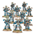 THOUSAND SONS RUBRIC MARINES WARHAMMER 40,000. Mientas avanzan a las órdenes de su Maestro Hechicero, los Marines Rúbrica lanzan ráfagas de fuego fulminantes. Los proyectiles arcanos de las armas infierno y los cañones cosechaalmas destrozan al rival, mientras el fuego mutágeno de los lanzallamas disformes quema y deforma carne y alma. Contra tales ataques, nada resiste mucho tiempo. Con este kit multicomponente de plástico puedes montar diez Marines Rúbrica, implacable infantería para tus ejércitos de Mil Hijos de Warhammer 40,000. Liderados por un Aspirante Hechicero que los controla en batalla como un titiritero a sus marionetas, son ideales para despejar objetivos controlados por el enemigo con una lluvia de fuego letal para después reclamarlos ellos mismos. El Aspirante Hechicero de la escuadra puede elegir entre dos cabezas, dos remates para su báculo de psicofuerza, y una pistola bólter infierno, una pistola de llamas disformes o una mano abierta. Los otros miembros de la escuadra pueden armarse con un bólter infierno o un lanzallamas disforme; uno puede montarse con un cañón cosechaalmas opcional y otro puede portar un icono de llamas, también opcional. Los brazos, armas y torsos son intercambiables entre las miniaturas, como también lo son las otras 10 cabezas, 10 mochilas y 20 hombreras, haciendo que personalizar tu unidad sea de lo más sencillo. El kit contiene 152 piezas de plástico y 10 peanas redondas Citadel de 32 mm. Las miniaturas se proporcionan sin montar ni pintar. Recomendamos usar pegamento para plástico Citadel y pinturas Citadel Colour.