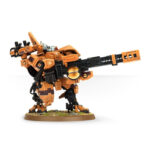 T’AU EMPIRE XV88 BROADSIDE BATTLESUIT WARHAMMER 40,000. Diseñada para ofrecer apoyo a larga distancia, la Exoarmadura XV88 Apocalipsis ha superado las expectativas, convirtiéndose en un pilar de los Cuerpos de Cazadores y en un arma antitanque de proporciones legendarias. Impulsado por un acelerador de partículas, el pesado disparo del rifle acelerador de una Apocalipsis puede penetrar los búnkeres de plastiacero más gruesos. Con un robusto blindaje, maniobrabilidad y un montón de armas dentro de la caja, la Exoarmadura XV88 Apocalipsis proporciona al aficionado a los T'au una gran cantidad de opciones. El kit le da un toque nuevo a la gama de exoarmaduras T'au: son modelos notablemente más densos con una gran presencia en una colección de miniaturas. Cada una cuenta con un acelerador de partículas en la espalda. El arma estándar es un rifle acelerador acoplado de aspecto realmente potente, aunque pueden equiparse con módulos lanzamisiles de alto rendimiento y una potencia asombrosa. Por si fuera poco, también se puede usar el misil inteligente acoplado, suficiente para complacer a cualquier entendido en armas T'au. El kit incluye un Dron de defensa y un Dron artillero. Este kit multicomponente de plástico contiene 91 componentes y una hoja de calcomanías T'au, con los que podrás montar una Exoarmadura Apocalipsis y dos Drones. Este kit se vende sin pintar y sin montar; recomendamos usar pegamento para plástico Citadel y pinturas Citadel Colour.