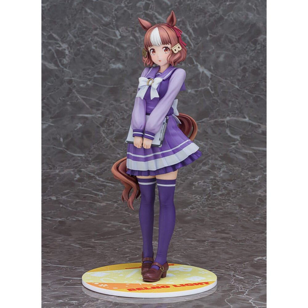 Belmo light uma musume pretty derby estatua pvc 1/7.  en el colorido mundo de uma musume pretty derby, cada personaje representa una mezcla única de energía deportiva y encanto, inspirada en el mundo de las carreras de caballos. Belno light es una de estas chicas con rasgos tanto humanos como equinos, que evoluciona en un entorno que mezcla la competición, la amistad y la superación personal. Con su comportamiento tímido y diligente, belno light transmite una personalidad discreta y entrañable. Dentro del juego y en toda la franquicia, destaca por su dedicación y su deseo de crecer, transmitiendo siempre una impresión de seriedad y amabilidad. Esta figura la retrata con su uniforme escolar violeta, con un gran lazo blanco en el pecho y una falda plisada con rayas más claras. Unos calcetines a juego hasta los muslos y unos mocasines marrones completan el look. Su cabello castaño con una mecha blanca, peinado con una horquilla y una cinta roja, revela sus orejas de caballo y una cola cuidadosamente esculpida, lo que enfatiza sus orígenes uma musume. Sostiene una carpeta gris en sus brazos, lo que refuerza su imagen estudiosa. Fabricada en pvc y a escala 1/7, esta figura de 25 centímetros muestra detalles tan precisos como los pliegues realistas de su ropa, las sutiles gradaciones de color de su cabello y una base circular decorada en amarillo y blanco. La pieza destaca su actitud reservada y refleja fielmente su diseño original.