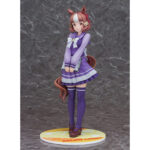 BELMO LIGHT UMA MUSUME PRETTY DERBY ESTATUA PVC 1/7. En el colorido mundo de Uma Musume Pretty Derby, cada personaje representa una mezcla única de energía deportiva y encanto, inspirada en el mundo de las carreras de caballos. Belno Light es una de estas chicas con rasgos tanto humanos como equinos, que evoluciona en un entorno que mezcla la competición, la amistad y la superación personal. Con su comportamiento tímido y diligente, Belno Light transmite una personalidad discreta y entrañable. Dentro del juego y en toda la franquicia, destaca por su dedicación y su deseo de crecer, transmitiendo siempre una impresión de seriedad y amabilidad. Esta figura la retrata con su uniforme escolar violeta, con un gran lazo blanco en el pecho y una falda plisada con rayas más claras. Unos calcetines a juego hasta los muslos y unos mocasines marrones completan el look. Su cabello castaño con una mecha blanca, peinado con una horquilla y una cinta roja, revela sus orejas de caballo y una cola cuidadosamente esculpida, lo que enfatiza sus orígenes Uma Musume. Sostiene una carpeta gris en sus brazos, lo que refuerza su imagen estudiosa. Fabricada en PVC y a escala 1/7, esta figura de 25 centímetros muestra detalles tan precisos como los pliegues realistas de su ropa, las sutiles gradaciones de color de su cabello y una base circular decorada en amarillo y blanco. La pieza destaca su actitud reservada y refleja fielmente su diseño original.