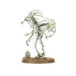 NIGHTHAUNT SPIRIT HOSTS WARHAMMER AGE OF SIGMAR. Envenenando el aire sobre las huestes se encuentran sus guerreros más numerosos, las Spirit Hosts. Se trata de almas de los malditos, arrancadas de su cuerpo e identidad que gritan interminablemente por la vida que han perdido. Este kit de plástico multicomponente permite montar tres Spirit Hosts. Incluye tres peanas redondas Citadel de 50 mm. Estas miniaturas se suministran sin pintar y requieren montaje. Recomendamos usar pegamento para plástico Citadel y pinturas Citadel Colour.