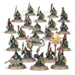 GLOOMSPITE GITZ STABBAS WARHAMMER AGE OF SIGMAR. Mientras sus Dracoths cargan escupiendo rayos centelleantes, los Tempestors desatan la furia de sus ballestas tempestad, descargando una salva tras otra de proyectiles como meteoritos ardientes. Los Tempestors pueden centrar sus esfuerzos en abatir a un enemigo especialmente poderoso, o simplemente romper las filas enemigas para abrir paso al resto de la Dracothian Guard. Este kit de plástico multicomponente contiene lo necesario para montar dos Dracothian Guard Tempestors, armados con ballestas tempestad, espada de guerra y escudos de sigmarite cada uno a lomos de un feroz Dracoth. Este kit también te permite montar las siguientes variantes de la Draconthian Guard: Fulminators, armados con espadones azotatormentas y escudos de sigmarite. Concussors, armados con martillos relámpago y escudos de sigmarite. Desolators, armados con hachas de trueno y escudos de sigmarite. Un Dracothian Guard puede montarse opcionalmente como Lord-Celestant en Dracoth armado con una selección de armas que incluye martillo tempestos, hacha trueno, martillo relámpago, espadón azotatormentas y escudo de sigmarite. Este kit de 80 componentes incluye dos peanas Citadel ovaladas de 90x52 mm Estas miniaturas se suministran sin pintar y requieren montaje. Recomendamos usar pegamento para plástico Citadel y pinturas Citadel Colour.