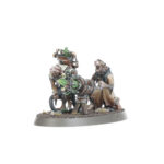 SKAVEN WARPSPARK WEAPON BATTERY WARHAMMER AGE OF SIGMAR. Las Baterías de Armas Brujas son miembros de los Clanes Skryre que a menudo marchan a la guerra ocultos entre hordas de serviles Ratas de Clan. Cuando llega el momento adecuado se revelan y descargan sus extrañas pero poderosas máquinas sobre el desprevenido enemigo. Ya sea con una lluvia de balas, ráfagas de espeluznantes llamas disformes o rayos brujos, obtienen una cosecha mortal para gloria de la Rata Cornuda. Con este kit multicomponente de plástico podrás montar tres equipos de armas con una de tres máquinas mortales diferentes. Todas pueden ser un tanto inestables, pero están diseñadas para acabar con diferentes tipos de enemigos. Las Amerratadoras emiten una lluvia de plomo caliente para devastar las hordas enemigas; los Lanzallamas Brujos escupen una inextinguible llamarada verde, y los Escuperrayos Brujos son excelentes para aniquilar a tus enemigos con arcos de rayos brujos. Encontrarás un montón de opciones estéticas como opciones de cabeza para cada artillero además de puntas de armas, mochilas y más cosas para que puedas personalizar fácilmente tus unidades. Este kit contiene 63 componentes de plástico y 3 peanas ovaladas Citadel de 60 mm x 35 mm. Estas miniaturas se venden sin montar y sin pintar; recomendamos usar pegamento para plástico Citadel y pinturas Citadel Colour.