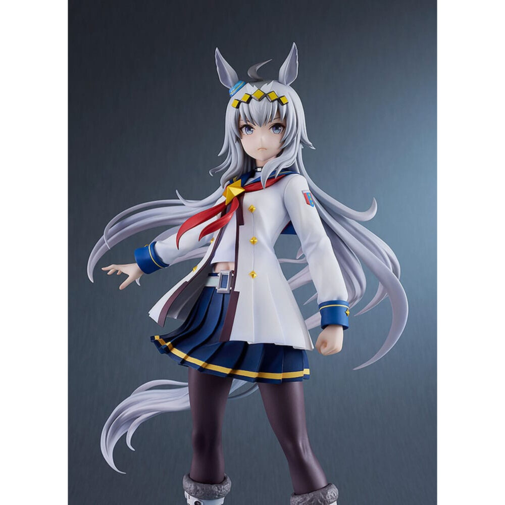Oguri cap uma musume pretty derby estatua pvc 1/7.  en el mundo de uma musume pretty derby, oguri cap es una de las competidoras más emblemáticas, inspirada en un legendario caballo de carreras real. Tanto en el juego como en la franquicia, encarna la determinación y la elegancia, con una presencia imponente que deja huella tanto en sus rivales como en sus fans. Su papel destaca como una luchadora orgullosa y segura de sí misma, siempre dispuesta a afrontar retos en la pista de carreras. Fiel a su modelo histórico, oguri cap se distingue por su aplomo inquebrantable y un temperamento que inspira respeto y admiración. Esta figura captura su carisma: oguri cap aparece con un uniforme blanco con detalles azules y dorados, complementado con un pañuelo rojo que fluye ligeramente hacia un lado. Su larga melena plateada, adornada con una diadema con motivos de estrellas y sus orejas de caballo, cae suavemente por su espalda. La falda plisada oscura, las medias y las botas blancas enfatizan su estilo atlético y elegante. Con el puño cerrado y la mirada decidida, su pose refleja perfectamente su espíritu luchador. Fabricada en pvc a escala 1/7, la figura mide unos 25 centímetros de altura. Se pueden apreciar los finos detalles en los pliegues de su traje, los mechones de su cabello y los toques metálicos de sus accesorios. La base circular con degradados azules y morados realza su presencia dinámica y resalta su imponente silueta.