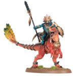 SERAPHON AGGRADON LANCERS WARHAMMER AGE OF SIGMAR. Los Lanceros de Agradón es una de las caballerías más agresivas de los Reinos Mortales, ya que sus temibles corceles escamosos solo se vuelven más rápidos y voraces a medida que el frenesí de la batalla se apodera de sus sentidos. Una carga de Lanceros en Agradón puede colapsar líneas de batalla enteras en una tormenta de violencia depredadora, donde jinetes y monturas arremeten con una fuerza y ferocidad salvajes. Con este kit de plástico multicomponente puedes montar tres Lanceros en Agradón: una formidable y sanguinaria caballería de los Serafones. Todos los Jinetes Saurios pueden estar armados con un garrote de celestita con púas o una lanza de celestita perforante, y cada uno viene con dos collares blindados para que elijas las poses. Puedes montar una miniatura como Campeón Alfa, con una selección de cabezas y armas únicas, poses de brazos alternativas y un escudo único, uno como Músico de Tambor de guerra y otro como un imponente Portaiconos. El kit ofrece un gran número de opciones de personalización: seis cabezas y tres escudos que se pueden usar con cualquiera de los jinetes, así como colas intercambiables, placas de armadura y adornos de plumas para los Agradones, lo que te permite crear una lista variada de jinetes y corceles reptilianos. Este kit consta de 95 componentes de plástico y viene con tres peanas ovaladas Citadel de 75x42 mm. Estas miniaturas requieren montaje y pintado. Recomendamos utilizar pegamento para plástico Citadel y pinturas Citadel Colour.