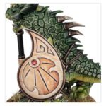 SPEARHEAD SERAPHON WARHAMMER AGE OF SIGMAR. Los reptilianos Serafones se esfuerzan incansablemente por hacer avanzar el Gran Plan de los Ancestrales, devolviendo el verdadero orden y equilibrio a los reinos deformados por los Dioses Oscuros. Sus ejércitos ven a saurios de sangre fría y feroces bestias escamosas luchar juntos como una única fuerza potente: una fusión de violencia depredadora y poder cósmico esotérico que pocos pueden resistir. Si quieres ejercer un poder antiguo y de sangre fría para limpiar la mancha del Caos de los Reinos Mortales, esta caja es la forma perfecta de comenzar un nuevo ejército de Serafones (o ampliar una colección ya existente) y ahorra más que si las compras por separado. Contiene una equilibrada selección de unidades que te permitirá desplegar un ejército de reptilianos Serafones en el tablero de juego con solo estas miniaturas. Esta caja incluye las siguientes miniaturas multicomponente de plástico: 1 Saurio Viejaestirpe en Carnosaurio y 1 Saurio Viejaestirpe a pie, que también se puede montar como un Saurio Veterano en Carnosaurio, o un Oráculo Eslizón en Troglodón con un Saurio Viejaestirpe a pie. 3 Kroxigores, que alternativamente se pueden montar como Kroxigores Prole de Guerra. 10 Guerreros Saurios. Todas las miniaturas se suministran con sus peanas correspondientes. Estas miniaturas requieren montaje y pintado; recomendamos utilizar pegamento para plástico Citadel y pinturas Citadel Colour.