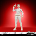 PADME AMIDALA VINTAGE COLLECTION STAR WARS ATTACK OF THE CLONES. Hasbro presenta en a su línea The Vintage Collection la figura de Padmé Amidala, inspirada en la apariencia de su personaje en la película "Star Wars: Attack of the Clones" ("Star Wars: El ataque de los clones" en España). Mide 9,5 cm, cuenta con un esculpido fiel al personaje y múltiples puntos de articulación. Incluye 1x capa removible, 1x bláster corto y 1x bláster largo. Su embalaje tipo blíster reproduce el estilo clásico de Kenner, con logotipo vintage y numeración para coleccionistas. UNIDADES LIMITADAS.