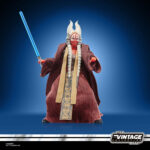 SHAAK TI VINTAGE COLLECTION STAR WARS ATTACK OF THE CLONES. Hasbro añade a su línea The Vintage Collection la figura de Shaak Ti, basada en la apariencia de su personaje en la película "Star Wars: Attack of the Clones" ("Star Wars: El ataque de los clones" en España). Mide 9,5 cm y cuenta con múltiples puntos de articulación. Incluye 1x túnica de tela, 1x sable de luz azul y 1x empuñadura no iluminada. Su embalaje tipo blíster reproduce el estilo clásico de Kenner, con logotipo vintage y numeración para coleccionistas. UNIDADES LIMITADAS.
