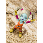 PANZY DRAGON BALL DAIMA SH FIGUARTS. Dentro del universo Dragon Ball, Panzy destaca por su colorida apariencia y su vivaz personalidad. Ella representa el encanto caprichoso de los personajes secundarios que enriquecen la franquicia con sus diseños únicos y memorables. Esta figura S.H. Figuarts la representa en su forma «Mini», en una pose dinámica con un brazo extendido hacia adelante, como si estuviera señalando o dando una orden. Su sonrisa juguetona y sus ojos muy abiertos resaltan su naturaleza traviesa y enérgica. Su diseño presenta una piel azulada que contrasta con un traje naranja brillante, combinado con guantes amarillos, una bufanda morada y protectores de piernas rosas. Su cabello rubio está peinado con dos coletas altas, lo que realza su aspecto descarado, mientras que sus botas amarillas con correas plateadas añaden un fiel toque final. Con una altura de unos 8 cm, esta figura de PVC/ABS forma parte de la línea S.H. Figuarts de Bandai. A pesar de su pequeño tamaño, conserva el detallado modelado y el cuidadoso trabajo de pintura por los que es conocida la serie, lo que la convierte en un complemento perfecto junto a otros personajes.