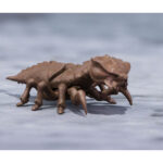 MEGAGUIRUS GODZILLA VS MEGAGUIRUS SH MONSTER ARTS. En el universo de Godzilla, Megaguirus es un temible kaiju nacido de la evolución de Meganulon y Meganula. Este monstruo alado, parecido a un insecto, es rápido y agresivo, y drena la energía de sus enemigos para desatar un poder devastador. Con su diseño insectoide y sus enormes alas, Megaguirus destaca como uno de los enemigos más singulares de Godzilla. El «Evolution Set» de la línea S.H. MonsterArts captura el ciclo de vida completo de la criatura. Incluye varias figuras de Meganulon y Meganula, junto con Megaguirus en su forma adulta, representado en pleno vuelo sobre un soporte transparente. El set permite a los coleccionistas recrear la progresión del monstruo desde la larva que se arrastra hasta la destructiva etapa final. La figura principal de Megaguirus presenta texturas finamente esculpidas, un cuerpo detallado y alas extendidas con llamativos reflejos rojos y negros. Las criaturas más pequeñas están cuidadosamente elaboradas para complementar la exposición, mientras que la base transparente realza la impresión de movimiento aéreo. Con una altura aproximada de 21 cm, este set de PVC pertenece a la serie S.H. MonsterArts de Bandai, famosa por su precisión y sus acabados de alta calidad. Es una pieza imprescindible tanto para los entusiastas de los kaiju como para los fans de Godzilla.