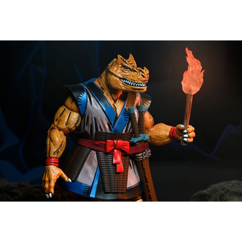 Chote teenage teenage mutant ninja turtles mirage comics. Chote irrumpe desde el crudo mundo de las tortugas ninja, tal y como aparecen en los cómics originales de mirage comics. Con su físico de culturista y su enorme cabeza de pato, encarna la extraña y cruda energía de este universo cómico de culto de los años 80, muy alejado de las versiones animadas más amigables. La figura cuenta con un físico exagerado, un ajustado bañador rojo, pies palmeados amarillos y una sonrisa amenazante y caricaturesca. Se incluyen tres cabezas intercambiables, cada una con una expresión muy diferente: una sonrisa burlona, un rugido con la boca abierta y una mueca retorcida. Cada detalle esculpido refleja el estilo tosco y exagerado del material original. Gracias a su articulación completa, chote puede adoptar poses llenas de acción o ridículas. Viene con ocho manos intercambiables (puños, palmas abiertas, estilos de agarre) y una silla de lucha plegable que añade un toque perfecto de caos desenfrenado de pelea callejera. Con una altura de unos 18 cm, esta figura de neca es un audaz homenaje al mundo de las tmnt de la era mirage. Una adición salvaje y destacada para los fans incondicionales de las tortugas ninja y los amantes del caos mutante poco convencional.