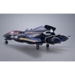 VF-17S NIGHTMARE STEALTH VALKYRIE GAMLIN KIZAKI MACROSS 7 DX COGOKIN. En el universo de Macross 7, el VF-17S Nightmare Stealthvalkyrie es un caza de combate altamente sofisticado, pilotado por Gamlin Kizaki, miembro de la élite Sound Force. Diseñado para misiones de alto riesgo, este modelo furtivo destaca por su robustez, su tecnología punta y su aspecto amenazador. Esta figura impresiona a primera vista con su diseño anguloso y su aspecto militarizado. El color oscuro, predominantemente azul noche, se realza con toques amarillos y rojos, fieles al diseño original. El rostro del mecha, de aspecto casi humanoide, añade una dimensión intimidante a su silueta. El VF-17S se presenta de pie, con un rifle de asalto en la mano y las piernas ancladas al suelo en una postura lista para la acción. Cada panel, articulación e inscripción visible se reproduce con precisión. Los acabados metálicos añaden profundidad, y la textura de las superficies alterna entre mate y brillante según las zonas del cuerpo. Con una altura aproximada de 25 cm, esta figura de metal forma parte de la gama DX Chogokin de Bandai. Ofrece numerosas opciones de posado y un realismo mecánico que hará las delicias de los fans del mecha y de Macross.