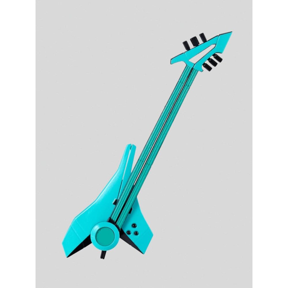 Lucky cyan to be hero x sh figuarts.  en el universo extravagante y futurista de to be hero x, lucky cyan encarna a una heroína pop con aires de guerrera e ídolo virtual. Con su estilo deslumbrante y su energía desbordante, combina actuaciones musicales y enfrentamientos dinámicos en una serie que mezcla humor, acción y estética cyber-pop. La figura la muestra en plena acción, con la guitarra en la mano, lista para lanzar un ataque o un solo devastador. Su expresión decidida, su postura abierta y su brazo extendido reflejan a la perfección su papel de protagonista segura de sí misma, tan carismática como combativa. Su diseño es fiel a la obra: larga melena turquesa en movimiento, traje blanco realzado con toques de verde menta, guantes sin dedos y botas altas a juego. La guitarra futurista que sostiene está esculpida con precisión, con detalles estilizados que acentúan su aspecto electro-pop. Cada elemento visual está pensado para resaltar su identidad sonora y visual. Con una altura de unos 15 cm, esta figura de pvc forma parte de la gama s. H. Figuarts de bandai. Las articulaciones integradas permiten numerosas poses expresivas, mientras que el acabado nítido garantiza una gran legibilidad de los detalles. Perfecta para los fans de los personajes enérgicos y los diseños modernos.