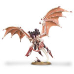 TYRANIDS HIVE TYRANT. Los Tiránidos de Enjambre promulgan la voluntad de la Mente enjambre en el campo de batalla, como comandantes masivos del enjambre tiránido. Los Tiranos de Enjambre alados son engendrados para controlar bandadas aéreas y proporcionar un nexo sináptico móvil. Empuñando un arsenal de armas orgánicas de pesadilla, sus monstruosas formas se unen al poder sináptico de la Mente enjambre, y estos temibles líderes siembran el terror y la muerte allí donde cae la oscura sombra de sus alas. Con este kit de plástico multicomponente puedes montar un Tirano de Enjambre Alado, una bestia impresionante e increíblemente dinámica que puedes montar para asumir diversas funciones en el campo de batalla. Esta imponente criatura es una pieza central adecuada para cualquier ejército tiránido: se presenta con las alas fibrosas y desgarradas extendidas, dejando solo su cola de serpiente en contacto con el suelo, como si se lanzara a volar o se abalanzara sobre su presa. El kit cuenta con una gran variedad de armas, incluyendo dos garras afiladas, un cañón venenoso pesado, un cañón estrangulador, una espada ósea y un látigo, así como biomorfos como glándulas y sacos de toxinas, además de otras piezas para personalizar tu Tirano de Enjambre Alado. También puedes montar este kit como Tirano de Enjambre sin alas, o como el terrible Señor de la Horda. Este set consta de 59 piezas de plástico y se suministra con una peana Citadel redonda de 60mm. Esta miniatura se suministra sin pintar y requiere montaje. Recomendamos utilizar pegamento para plástico Citadel y pinturas Citadel.
