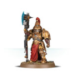 CUSTODIAN WARDENS WARHAMMER 40,000. Los Adeptus Custodes son una fuerza gloriosa y muy admirada. En los primeros días del Imperium marcharon a la guerra junto al propio Emperador, presentando un espectáculo digno de la majestad del Maestro de la Humanidad. Al igual que sus armas y armaduras siempre se han fabricado para reflejar su gloria marcial, también es así con los orgullosos estandartes conocidos como vexillas, que algunos de los Custodians más veteranos llevan a la guerra. Pocas compañías escudo marchan a la guerra sin vexillas ondeando sobre ellas. Este kit de plástico multicomponente contiene las piezas necesarias para montar un Vexilus Praetor de los Custodian Wardens. Va ataviado con una espectacular servoarmadura de auramita de excelente manufactura, cubierta de simbología del Emperador esculpida, águilas Imperiales, relámpagos, gemas y filigranas. Va armado con un hacha de castellano o una lanza de guardián, pero lo que más destaca es su enorme vexilla ornamentado. Este tiene casi el doble de la altura del propio praetor (sin contar el penacho del casco), y es sin duda una visión inspiradora, mostrando una gran águila bicéfala con gemas, púas y cuerdas con pesadas borlas. Además del Vexilus Praetor, este kit permite montar a 4 Custodian Wardens, o 3 Custodian Wardens y un Shield-Captain. Los Custodian Wardens también pueden armarse con hacha de castellano o lanza de guardián. El Shield-Captain tienen sus propias hombreras, placas de los muslos, penacho y daga misericordia, además de las opciones normales de armamento.