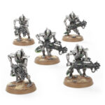 NECRONS: IMMORTALS WARHAMMER 40,000. Como tropas de choque del ejército Necron, las falanges de Immortals luchan por la victoria usando todas las tácticas a su alcance, y son capaces de soportar fácilemente una salva de fuego de bólter pesado. Los Necron Immortals poseen la clásica cara de esqueleto metálico tan espeluznante y típica de su raza. Sus largas extremidades tienen pernos en las articulaciones, su cuerpo tiene un aspecto encorvado y su cabeza y hombros van protegidos por un collarín blindado. Lucen sutiles iconos Necrons en el esternón. Puedes equipar a tus Immortals con los devastadores blásteres gauss o con carabinas tesla. Esta caja de miniaturas multicomponente de plástico contiene 80 piezas, dos hojas de calcomanías Necron y cinco peanas redondas Citadel de 32 mm, con las que montar cinco Necron Immortals o cinco Necron Deathmarks.