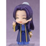 JINSHI THE APOTHECARY DIARIES NENDOROID. En el refinado y complejo mundo de The Apothecary Diaries, Jinshi destaca como una figura misteriosa dentro de la corte imperial. Es un personaje lleno de carisma y ambigüedad que desempeña un papel clave en las intrigas palaciegas, mientras que su relación con Maomao revela tanto su autoridad como su profundidad oculta. En equilibrio entre el poder y el encanto, Jinshi desprende un aura que atrae la atención allá donde va. Su importancia en la historia va más allá de su rango social, ya que sus conexiones personales, en particular con el joven boticario, añaden matices a su personaje. Esta figura Nendoroid lo captura en un adorable estilo chibi, vestido con una túnica azul tradicional adornada con oro. Su cabello violeta, recogido cuidadosamente con una cinta pálida, enmarca su rostro sereno y sus ojos morados, que irradian dignidad y elegancia, con un sutil toque de suavidad. Fabricada en PVC y con una altura de unos 10 centímetros, esta Nendoroid incluye múltiples caras y accesorios, lo que permite una amplia gama de poses y expresiones. Desde su sonrisa pícara hasta su expresión severa, junto con objetos como una bolsa, un pergamino y una botella, cada pieza realza el placer de exhibir a este icónico personaje.