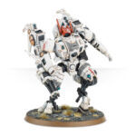 T'AU EMPIRE COMMANDER WARHAMMER 40,000. Rápidos y letales, los Comandantes T'au pilotan exoarmaduras de tamaño y potencia intimidantes. Obviamente el mero hecho de pilotar una enorme exoarmadura no convierte automáticamente a un soldado en Comandante; es la astucia estratégica y la capacidad de adaptarse a situaciones impredecibles lo que más distingue a este piloto de los demás. Se necesitan muchísimos años de incansable dedicación para alcanzar este prestigioso rango; todos los Comandantes T'au han conseguido su estatus por las malas. Sus Exoarmaduras XV85 Sentenciador están armadas con una gama de armas enormemente destructivas: lanzallamas, blásteres de iones y eyectores de minas son algunas de las opciones disponibles, junto con contramedidas electrónicas y enormes capacidades de procesamiento de datos que mejoran el rendimiento en batalla. La variante XV86 de la Exoarmadura Estrella de hielo está cubierta de aletas que la hacen más aerodinámico y le permiten desplazarse a gran velocidad por el campo de batalla, aniquilando a los enemigos con los potentes impactos de su cañón rotativo. Sus contramedidas holofotónicas y los conjuntos de telemetría proporcionan a la Estrella de hielo y a su piloto una enorme variedad de información que abrumaría a una mente no entrenada pero que, en este caso, permite a la armadura Estrella de hielo elevarse sobre sus enemigos con una agilidad que los sistemas de puntería enemigos no pueden contrarrestar. Con este kit multicomponente de plástico tendrás todo lo que necesitas para montar un Comandante T’au con exoarmadura XV-85 Sentenciador o con exoarmadura XV86 Estrella de hielo. Hay una inmensa cantidad de opciones disponibles en la caja: diferentes cabezas, motores, brazos y piernas, ¡y un montón de armas! Un eyector de minas aéreas, un fusil de plasma, un lanzallamas, un bláster fundidor, un ciclobláster iónico, un cañón rotativo (con kit de mejoras) y un módulo lanzamisiles. También incluye un dron, que puede montarse como un Dron de combate, un Dron de defensa o un Dron Telemétrico. Este kit contiene 77 componentes y una peana redonda Citadel de 60 mm. Esta miniatura se vende sin pintar y sin montar; recomendamos usar pegamento para plástico Citadel y pinturas Citadel Colour. Las miniaturas se proporcionan sin montar ni pintar. Recomendamos usar pegamento para plástico Citadel y pinturas Citadel Colour.