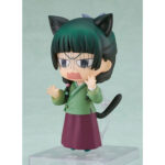 MAOMAO THE APOTHECARY DIARIES NENDOROID. MAOMAO THE APOTHECARY DIARIES NENDOROID. En el mundo de The Apothecary Diaries, Maomao es una joven boticaria brillante y perspicaz cuya ingenuidad la lleva al centro de las intrigas de la corte imperial. Curiosa y observadora, destaca por su capacidad para resolver misterios gracias a sus conocimientos médicos y su aguda perspicacia. Este entrañable personaje suele representarse con su personalidad franca y su mirada penetrante. Detrás de su aparente indiferencia se esconde una heroína dispuesta a enfrentarse incluso a las tramas más oscuras con calma y lógica. Esta figura captura sus múltiples facetas y su energía única. La Nendoroid la muestra con el pelo verde trenzado, los ojos azules brillantes y sus distintivas pecas. Lleva su tradicional traje verde y ciruela, fiel a la serie, y viene con varias caras intercambiables para recrear sus expresiones más icónicas, desde las serias hasta las cómicas. Los accesorios adicionales, como hierbas medicinales, un cuenco, un pez o incluso orejas de gato, aportan variedad y un encanto divertido. Fabricada en PVC y con una altura de unos 10 cm, esta figura destaca por sus finos detalles: los pliegues de su ropa, los sutiles matices de color y los pequeños accesorios están cuidadosamente reproducidos. Al igual que todas las Nendoroids, viene con una base articulada que permite múltiples opciones de posado, lo que te permite dar vida a sus aventuras.