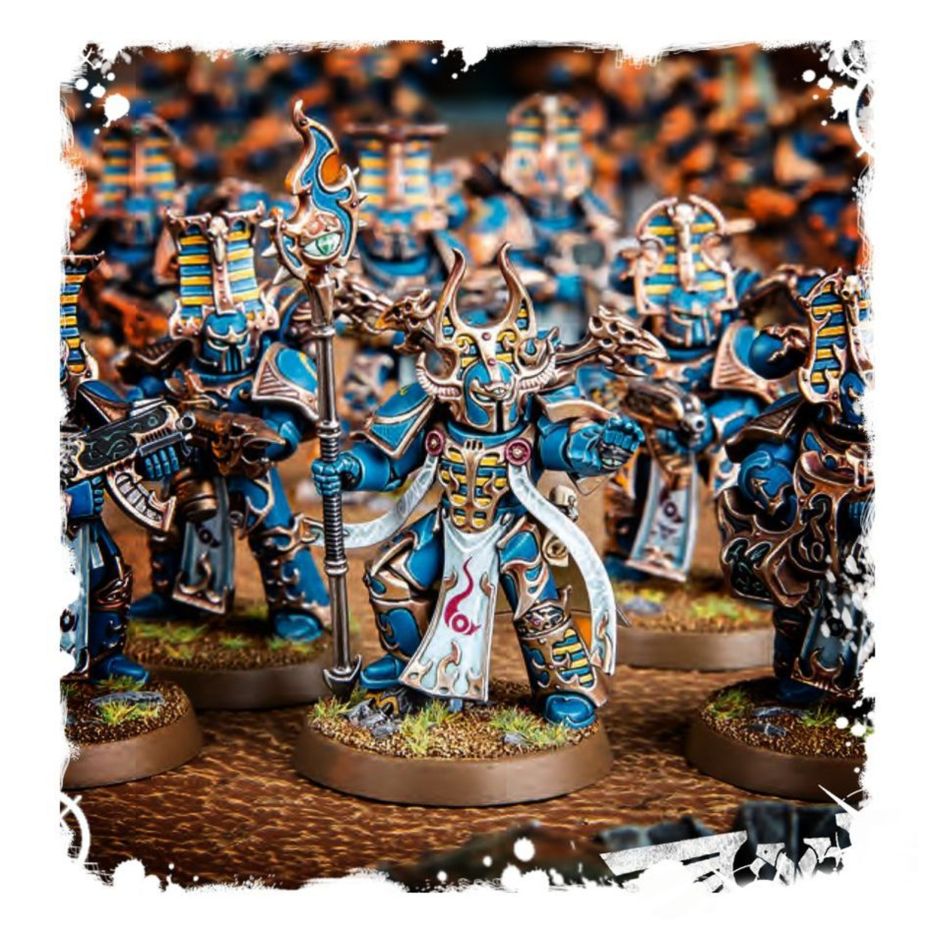 THOUSAND SONS RUBRIC MARINES WARHAMMER 40,000 Thousand sons rubric marines warhammer 40,000. Mientas avanzan a las órdenes de su maestro hechicero, los marines rúbrica lanzan ráfagas de fuego fulminantes. Los proyectiles arcanos de las armas infierno y los cañones cosechaalmas destrozan al rival, mientras el fuego mutágeno de los lanzallamas disformes quema y deforma carne y alma. Contra tales ataques, nada resiste mucho tiempo. Con este kit multicomponente de plástico puedes montar diez marines rúbrica, implacable infantería para tus ejércitos de mil hijos de warhammer 40,000. Liderados por un aspirante hechicero que los controla en batalla como un titiritero a sus marionetas, son ideales para despejar objetivos controlados por el enemigo con una lluvia de fuego letal para después reclamarlos ellos mismos. El aspirante hechicero de la escuadra puede elegir entre dos cabezas, dos remates para su báculo de psicofuerza, y una pistola bólter infierno, una pistola de llamas disformes o una mano abierta. Los otros miembros de la escuadra pueden armarse con un bólter infierno o un lanzallamas disforme; uno puede montarse con un cañón cosechaalmas opcional y otro puede portar un icono de llamas, también opcional. Los brazos, armas y torsos son intercambiables entre las miniaturas, como también lo son las otras 10 cabezas, 10 mochilas y 20 hombreras, haciendo que personalizar tu unidad sea de lo más sencillo. El kit contiene 152 piezas de plástico y 10 peanas redondas citadel de 32 mm. Las miniaturas se proporcionan sin montar ni pintar. Recomendamos usar pegamento para plástico citadel y pinturas citadel colour.