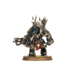 CHAOS SPACE MARINES CHAOS TERMINATOR SQUAD WARHAMMER 40,000. Los Exterminadores del Caos son moles asesinas, tanques andantes enfundados en enormes armaduras corruptas. Sus pinchos y cuernos les confieren un aspecto monstruoso, y su devastador arsenal de fuego pesado y armas de combate les permite hacer trizas a las escuadras de élite y los ingenios de guerra del enemigo. Con este kit multicomponente de plástico puedes montar cinco Exterminadores del Caos para reforzar tus ejércitos de Marines Espaciales del Caos, Devoradores de Mundos o Hijos del Emperador en partidas de Warhammer 40,000. Estos veteranos fuertemente blindados se abren paso entre fútiles andanadas de fuego enemigo para abatir a sus impotentes víctimas con un selecto arsenal de armamento brutal. Cada uno de estos corpulentos guerreros está equipado con un combibólter y un arma maldita. Además, el kit incluye cinco combiarmas, tres puños de energía, un lanzallamas pesado, un cañón automático Segador, un puño sierra para perforar blindajes y la opción de portar armas malditas emparejadas. También trae cabezas, hombreras y picas con trofeos intercambiables para que personalices fácilmente a tus guerreros de élite. El kit contiene 82 piezas de plástico, 5 peanas redondas Citadel de 40 mm y una hoja con 364 calcomanías al agua de gran calidad para Marines Espaciales del Caos con las que decorar tus miniaturas. Las miniaturas se proporcionan sin montar ni pintar. Recomendamos usar pegamento para plástico Citadel y pinturas Citadel Colour.