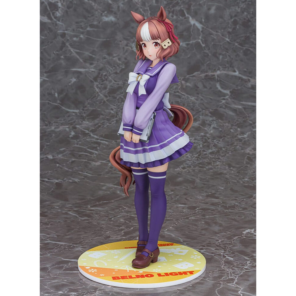 Belmo light uma musume pretty derby estatua pvc 1/7.  en el colorido mundo de uma musume pretty derby, cada personaje representa una mezcla única de energía deportiva y encanto, inspirada en el mundo de las carreras de caballos. Belno light es una de estas chicas con rasgos tanto humanos como equinos, que evoluciona en un entorno que mezcla la competición, la amistad y la superación personal. Con su comportamiento tímido y diligente, belno light transmite una personalidad discreta y entrañable. Dentro del juego y en toda la franquicia, destaca por su dedicación y su deseo de crecer, transmitiendo siempre una impresión de seriedad y amabilidad. Esta figura la retrata con su uniforme escolar violeta, con un gran lazo blanco en el pecho y una falda plisada con rayas más claras. Unos calcetines a juego hasta los muslos y unos mocasines marrones completan el look. Su cabello castaño con una mecha blanca, peinado con una horquilla y una cinta roja, revela sus orejas de caballo y una cola cuidadosamente esculpida, lo que enfatiza sus orígenes uma musume. Sostiene una carpeta gris en sus brazos, lo que refuerza su imagen estudiosa. Fabricada en pvc y a escala 1/7, esta figura de 25 centímetros muestra detalles tan precisos como los pliegues realistas de su ropa, las sutiles gradaciones de color de su cabello y una base circular decorada en amarillo y blanco. La pieza destaca su actitud reservada y refleja fielmente su diseño original.