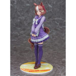 BELMO LIGHT UMA MUSUME PRETTY DERBY ESTATUA PVC 1/7. En el colorido mundo de Uma Musume Pretty Derby, cada personaje representa una mezcla única de energía deportiva y encanto, inspirada en el mundo de las carreras de caballos. Belno Light es una de estas chicas con rasgos tanto humanos como equinos, que evoluciona en un entorno que mezcla la competición, la amistad y la superación personal. Con su comportamiento tímido y diligente, Belno Light transmite una personalidad discreta y entrañable. Dentro del juego y en toda la franquicia, destaca por su dedicación y su deseo de crecer, transmitiendo siempre una impresión de seriedad y amabilidad. Esta figura la retrata con su uniforme escolar violeta, con un gran lazo blanco en el pecho y una falda plisada con rayas más claras. Unos calcetines a juego hasta los muslos y unos mocasines marrones completan el look. Su cabello castaño con una mecha blanca, peinado con una horquilla y una cinta roja, revela sus orejas de caballo y una cola cuidadosamente esculpida, lo que enfatiza sus orígenes Uma Musume. Sostiene una carpeta gris en sus brazos, lo que refuerza su imagen estudiosa. Fabricada en PVC y a escala 1/7, esta figura de 25 centímetros muestra detalles tan precisos como los pliegues realistas de su ropa, las sutiles gradaciones de color de su cabello y una base circular decorada en amarillo y blanco. La pieza destaca su actitud reservada y refleja fielmente su diseño original.