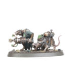 SKAVEN WARPSPARK WEAPON BATTERY WARHAMMER AGE OF SIGMAR. Las Baterías de Armas Brujas son miembros de los Clanes Skryre que a menudo marchan a la guerra ocultos entre hordas de serviles Ratas de Clan. Cuando llega el momento adecuado se revelan y descargan sus extrañas pero poderosas máquinas sobre el desprevenido enemigo. Ya sea con una lluvia de balas, ráfagas de espeluznantes llamas disformes o rayos brujos, obtienen una cosecha mortal para gloria de la Rata Cornuda. Con este kit multicomponente de plástico podrás montar tres equipos de armas con una de tres máquinas mortales diferentes. Todas pueden ser un tanto inestables, pero están diseñadas para acabar con diferentes tipos de enemigos. Las Amerratadoras emiten una lluvia de plomo caliente para devastar las hordas enemigas; los Lanzallamas Brujos escupen una inextinguible llamarada verde, y los Escuperrayos Brujos son excelentes para aniquilar a tus enemigos con arcos de rayos brujos. Encontrarás un montón de opciones estéticas como opciones de cabeza para cada artillero además de puntas de armas, mochilas y más cosas para que puedas personalizar fácilmente tus unidades. Este kit contiene 63 componentes de plástico y 3 peanas ovaladas Citadel de 60 mm x 35 mm. Estas miniaturas se venden sin montar y sin pintar; recomendamos usar pegamento para plástico Citadel y pinturas Citadel Colour.