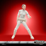 PADME AMIDALA VINTAGE COLLECTION STAR WARS ATTACK OF THE CLONES. Hasbro presenta en a su línea The Vintage Collection la figura de Padmé Amidala, inspirada en la apariencia de su personaje en la película "Star Wars: Attack of the Clones" ("Star Wars: El ataque de los clones" en España). Mide 9,5 cm, cuenta con un esculpido fiel al personaje y múltiples puntos de articulación. Incluye 1x capa removible, 1x bláster corto y 1x bláster largo. Su embalaje tipo blíster reproduce el estilo clásico de Kenner, con logotipo vintage y numeración para coleccionistas. UNIDADES LIMITADAS.
