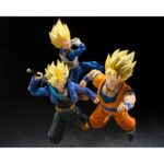 SUPER SAIYAN VEGETA DANGEROUS PRIDE DRAGON BALL Z SH FIGUARTS. De la línea S.H.Figuarts llega Vegeta Super Saiyan de Dragon Ball Z, con su atuendo de la saga Cell y realizado con un esculpido completamente nuevo. Cada detalle, desde las proporciones y el volumen del cabello hasta las expresiones faciales, ha sido cuidadosamente diseñado para reflejar el estilo de animación de la época. Este lanzamiento incorpora el sistema de articulación perfeccionado desarrollado para la serie S.H.Figuarts Dragon Ball, incluyendo el nuevo «Dynamic-Movable Shoulder System» (patente en trámite), que permite poses más dinámicas y naturales. Con esta nueva estructura, la presencia de Vegeta como orgulloso Super Saiyan queda plenamente representada.