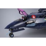VF-17S NIGHTMARE STEALTH VALKYRIE GAMLIN KIZAKI MACROSS 7 DX COGOKIN. En el universo de Macross 7, el VF-17S Nightmare Stealthvalkyrie es un caza de combate altamente sofisticado, pilotado por Gamlin Kizaki, miembro de la élite Sound Force. Diseñado para misiones de alto riesgo, este modelo furtivo destaca por su robustez, su tecnología punta y su aspecto amenazador. Esta figura impresiona a primera vista con su diseño anguloso y su aspecto militarizado. El color oscuro, predominantemente azul noche, se realza con toques amarillos y rojos, fieles al diseño original. El rostro del mecha, de aspecto casi humanoide, añade una dimensión intimidante a su silueta. El VF-17S se presenta de pie, con un rifle de asalto en la mano y las piernas ancladas al suelo en una postura lista para la acción. Cada panel, articulación e inscripción visible se reproduce con precisión. Los acabados metálicos añaden profundidad, y la textura de las superficies alterna entre mate y brillante según las zonas del cuerpo. Con una altura aproximada de 25 cm, esta figura de metal forma parte de la gama DX Chogokin de Bandai. Ofrece numerosas opciones de posado y un realismo mecánico que hará las delicias de los fans del mecha y de Macross.