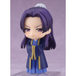 JINSHI THE APOTHECARY DIARIES NENDOROID. En el refinado y complejo mundo de The Apothecary Diaries, Jinshi destaca como una figura misteriosa dentro de la corte imperial. Es un personaje lleno de carisma y ambigüedad que desempeña un papel clave en las intrigas palaciegas, mientras que su relación con Maomao revela tanto su autoridad como su profundidad oculta. En equilibrio entre el poder y el encanto, Jinshi desprende un aura que atrae la atención allá donde va. Su importancia en la historia va más allá de su rango social, ya que sus conexiones personales, en particular con el joven boticario, añaden matices a su personaje. Esta figura Nendoroid lo captura en un adorable estilo chibi, vestido con una túnica azul tradicional adornada con oro. Su cabello violeta, recogido cuidadosamente con una cinta pálida, enmarca su rostro sereno y sus ojos morados, que irradian dignidad y elegancia, con un sutil toque de suavidad. Fabricada en PVC y con una altura de unos 10 centímetros, esta Nendoroid incluye múltiples caras y accesorios, lo que permite una amplia gama de poses y expresiones. Desde su sonrisa pícara hasta su expresión severa, junto con objetos como una bolsa, un pergamino y una botella, cada pieza realza el placer de exhibir a este icónico personaje.