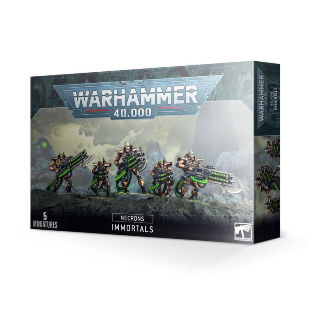 NECRONS: IMMORTALS WARHAMMER 40,000. Como tropas de choque del ejército Necron, las falanges de Immortals luchan por la victoria usando todas las tácticas a su alcance, y son capaces de soportar fácilemente una salva de fuego de bólter pesado. Los Necron Immortals poseen la clásica cara de esqueleto metálico tan espeluznante y típica de su raza. Sus largas extremidades tienen pernos en las articulaciones, su cuerpo tiene un aspecto encorvado y su cabeza y hombros van protegidos por un collarín blindado. Lucen sutiles iconos Necrons en el esternón. Puedes equipar a tus Immortals con los devastadores blásteres gauss o con carabinas tesla. Esta caja de miniaturas multicomponente de plástico contiene 80 piezas, dos hojas de calcomanías Necron y cinco peanas redondas Citadel de 32 mm, con las que montar cinco Necron Immortals o cinco Necron Deathmarks.