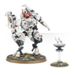 T'AU EMPIRE COMMANDER WARHAMMER 40,000. Rápidos y letales, los Comandantes T'au pilotan exoarmaduras de tamaño y potencia intimidantes. Obviamente el mero hecho de pilotar una enorme exoarmadura no convierte automáticamente a un soldado en Comandante; es la astucia estratégica y la capacidad de adaptarse a situaciones impredecibles lo que más distingue a este piloto de los demás. Se necesitan muchísimos años de incansable dedicación para alcanzar este prestigioso rango; todos los Comandantes T'au han conseguido su estatus por las malas. Sus Exoarmaduras XV85 Sentenciador están armadas con una gama de armas enormemente destructivas: lanzallamas, blásteres de iones y eyectores de minas son algunas de las opciones disponibles, junto con contramedidas electrónicas y enormes capacidades de procesamiento de datos que mejoran el rendimiento en batalla. La variante XV86 de la Exoarmadura Estrella de hielo está cubierta de aletas que la hacen más aerodinámico y le permiten desplazarse a gran velocidad por el campo de batalla, aniquilando a los enemigos con los potentes impactos de su cañón rotativo. Sus contramedidas holofotónicas y los conjuntos de telemetría proporcionan a la Estrella de hielo y a su piloto una enorme variedad de información que abrumaría a una mente no entrenada pero que, en este caso, permite a la armadura Estrella de hielo elevarse sobre sus enemigos con una agilidad que los sistemas de puntería enemigos no pueden contrarrestar. Con este kit multicomponente de plástico tendrás todo lo que necesitas para montar un Comandante T’au con exoarmadura XV-85 Sentenciador o con exoarmadura XV86 Estrella de hielo. Hay una inmensa cantidad de opciones disponibles en la caja: diferentes cabezas, motores, brazos y piernas, ¡y un montón de armas! Un eyector de minas aéreas, un fusil de plasma, un lanzallamas, un bláster fundidor, un ciclobláster iónico, un cañón rotativo (con kit de mejoras) y un módulo lanzamisiles. También incluye un dron, que puede montarse como un Dron de combate, un Dron de defensa o un Dron Telemétrico. Este kit contiene 77 componentes y una peana redonda Citadel de 60 mm. Esta miniatura se vende sin pintar y sin montar; recomendamos usar pegamento para plástico Citadel y pinturas Citadel Colour. Las miniaturas se proporcionan sin montar ni pintar. Recomendamos usar pegamento para plástico Citadel y pinturas Citadel Colour.