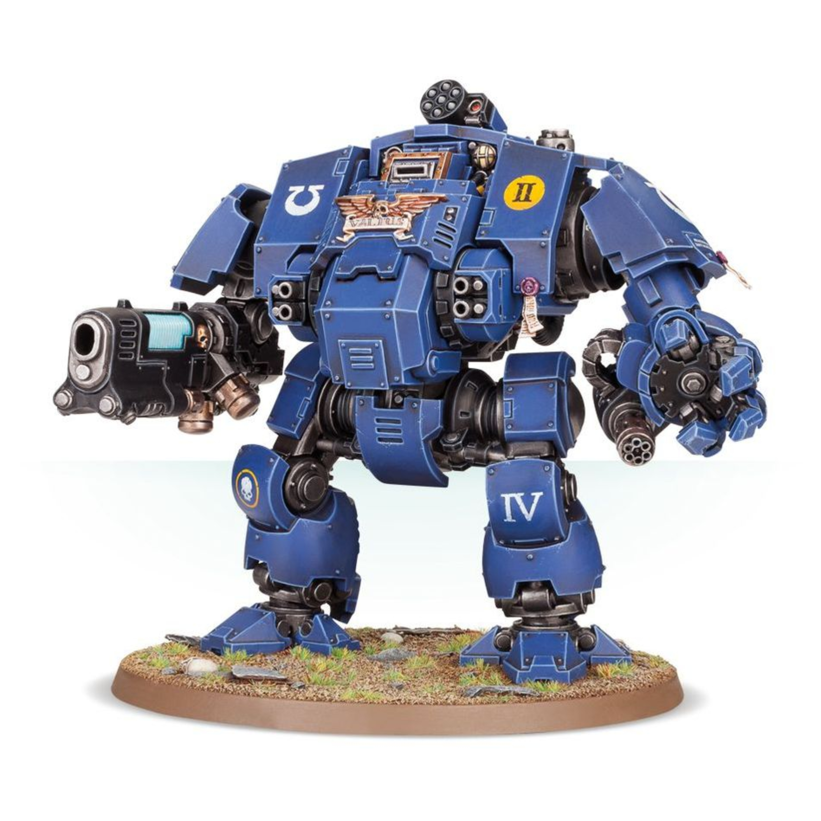 SPACE MARINES PRIMARIS REDEMPTOR DREADNOUGHT WARHAMMER 40,000 Máquinas de guerra que aplastan huesos y revientan cráneos mientras se abren paso a través de las filas enemigas. Más altos, corpulentos y astutamente diseñados que los dreadnoughts de diseño tradicional, estos goliats están alimentados por reactores hiperdensos y sofisticados paquetes de fibras. Pueden acelerar de un paso ruidoso a una marcha de grandes zancadas que hacen temblar el suelo, atravesando lluvias de fuego sin inmutarse. El diseño de los vínculos neuronales del redemptor es tan milagroso que su habitante, a pesar de estar sepultado en el sarcófago dentro del pecho del dreadnought, puede ejercer control con una destreza y velocidad sorprendentes. Este kit de plástico multicomponente contiene las piezas necesarias para montar un primaris redemptor dreadnought. Con el doble de altura que los ya imponentes primaris space marines, y más alto y corpulento que el dreadnought normal, esta miniatura tiene un aspecto excepcionalmente agresivo que se corresponde con su gran potencia en la mesa de juego. Artilla un cañón gatling o un incinerador de plasma como opciones para la mano derecha, y un puño de redemptor con lanzallamas pesado o cañón gatling como armas de apoyo para la izquierda, 2 lanzagranadas fragtormenta o bólters tormenta montados en el pecho, y una batería de cohetes ícaro en el armazón como defensa antiaérea. La armadura pesada del pecho (repleta de superficies lisas y líneas rectas, perfecta para añadir calcomanías y detalles) del redemptor dreadnought puede modelarse para que se abra pivotando y muestre el sarcófago sepultado en su interior. El aficionado más osado puede quitar también los pernos de la cintura, los brazos y las piernas de la miniatura, lo que aporta una mayor variedad de opciones de poses. El primaris redemptor dreadnought se compone de 109 piezas, e incluye una peana redonda citadel de 90 mm y una hoja de calcomanías.