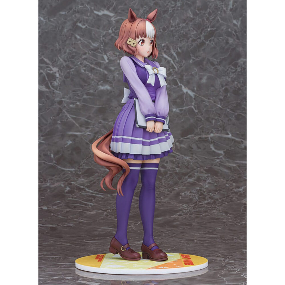Belmo light uma musume pretty derby estatua pvc 1/7.  en el colorido mundo de uma musume pretty derby, cada personaje representa una mezcla única de energía deportiva y encanto, inspirada en el mundo de las carreras de caballos. Belno light es una de estas chicas con rasgos tanto humanos como equinos, que evoluciona en un entorno que mezcla la competición, la amistad y la superación personal. Con su comportamiento tímido y diligente, belno light transmite una personalidad discreta y entrañable. Dentro del juego y en toda la franquicia, destaca por su dedicación y su deseo de crecer, transmitiendo siempre una impresión de seriedad y amabilidad. Esta figura la retrata con su uniforme escolar violeta, con un gran lazo blanco en el pecho y una falda plisada con rayas más claras. Unos calcetines a juego hasta los muslos y unos mocasines marrones completan el look. Su cabello castaño con una mecha blanca, peinado con una horquilla y una cinta roja, revela sus orejas de caballo y una cola cuidadosamente esculpida, lo que enfatiza sus orígenes uma musume. Sostiene una carpeta gris en sus brazos, lo que refuerza su imagen estudiosa. Fabricada en pvc y a escala 1/7, esta figura de 25 centímetros muestra detalles tan precisos como los pliegues realistas de su ropa, las sutiles gradaciones de color de su cabello y una base circular decorada en amarillo y blanco. La pieza destaca su actitud reservada y refleja fielmente su diseño original.