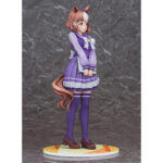 BELMO LIGHT UMA MUSUME PRETTY DERBY ESTATUA PVC 1/7. En el colorido mundo de Uma Musume Pretty Derby, cada personaje representa una mezcla única de energía deportiva y encanto, inspirada en el mundo de las carreras de caballos. Belno Light es una de estas chicas con rasgos tanto humanos como equinos, que evoluciona en un entorno que mezcla la competición, la amistad y la superación personal. Con su comportamiento tímido y diligente, Belno Light transmite una personalidad discreta y entrañable. Dentro del juego y en toda la franquicia, destaca por su dedicación y su deseo de crecer, transmitiendo siempre una impresión de seriedad y amabilidad. Esta figura la retrata con su uniforme escolar violeta, con un gran lazo blanco en el pecho y una falda plisada con rayas más claras. Unos calcetines a juego hasta los muslos y unos mocasines marrones completan el look. Su cabello castaño con una mecha blanca, peinado con una horquilla y una cinta roja, revela sus orejas de caballo y una cola cuidadosamente esculpida, lo que enfatiza sus orígenes Uma Musume. Sostiene una carpeta gris en sus brazos, lo que refuerza su imagen estudiosa. Fabricada en PVC y a escala 1/7, esta figura de 25 centímetros muestra detalles tan precisos como los pliegues realistas de su ropa, las sutiles gradaciones de color de su cabello y una base circular decorada en amarillo y blanco. La pieza destaca su actitud reservada y refleja fielmente su diseño original.