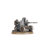 ASTRA MILITARUM KRIEG HEAVY WEAPONS SQUAD WARHAMMER 40,000. Las Escuadra de Armas Pesadas de los Korps de la Muerte se despliegan para apoyar los asaltos de infantería, formando zonas de fuego superpuestas para inmovilizar al enemigo y facilitar el avance de las oleadas de infantería. Los coordinadores de fuego se aseguran de que los artilleros bajo su mando mantengan una cadencia de fuego insuperable. Con este kit multicomponente de plástico puedes montar una Escuadra de Armas Pesadas de Krieg compuesta por tres Artilleros de Armas Pesadas y un Coordinador de Fuego para reforzar tus ejércitos del Astra Militarum en partidas de Warhammer 40,000. Cuentan con una gran variedad de armas pesadas para debilitar las unidades enemigas y apoyar al resto de tu fuerza. Cada Artillero de Armas Pesadas puede equiparse con un cañón láser, un lanzallamas pesado de Krieg o una ametralladora pesada doble de Krieg. Incluyen mochilas y accesorios intercambiables, para que sea muy fácil personalizar la unidad. El Coordinador de Fuego se puede montar apoyado sobre una rodilla o consultando un mapa del campo de batalla. El kit contiene 111 piezas de plástico, 3 peanas redondas Citadel de 50 mm y 1 peana redonda Citadel de 25 mm. También incluye una hoja con 803 calcomanías al agua de los Korps de la Muerte de Krieg para personalizar tu escuadra. Las miniaturas se proporcionan sin montar ni pintar. Recomendamos usar pegamento para plástico Citadel y pinturas Citadel Colour.