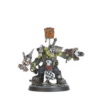 KILL TEAM WRECKA KREW (ESPAÑOL). A los Demoledorez les apasiona la destrucción, incluso para los estándares orkos. Salen en misiones de sabotaje o con el único fin de reducir a escombros lo que encuentren a su paso, y para ello se valen de cohetes y martillos con los que destrozan las máquinas enemigas y todo lo que se interponga en su camino. Con este kit multicomponente de plástico puedes montar ocho miniaturas de Demoledorez. Estas miniaturas se pueden utilizar como agresivos agentes Demoledorez en partidas de Kill Team o en un ejército de Orkos para partidas de Warhammer 40,000. El kit incluye distintas opciones de cabezas y accesorios para personalizar tu comando, además de componentes para montar especialistas como el brutal Noble Jefazo, el destructivo Kobeteador Petatankez, los prescindibles Garrapatos bomba y muchos otros. Dentro de la caja también encontrarás una hoja con 38 marcadores de doble cara de Demoledorez para que lleves fácilmente la cuenta de tu equipo y de los efectos en el juego en plena batalla. El kit contiene 129 piezas de plástico, 1 peana redonda Citadel de 40 mm, 5 peanas redondas Citadel de 32 mm y 2 peanas redondas Citadel de 25 mm. Este set también incluye una hoja con 438 calcomanías al agua de gran calidad para que personalices tus miniaturas de Orkos. Las miniaturas se proporcionan sin montar ni pintar. Recomendamos usar pegamento para plástico Citadel y pinturas Citadel Colour.