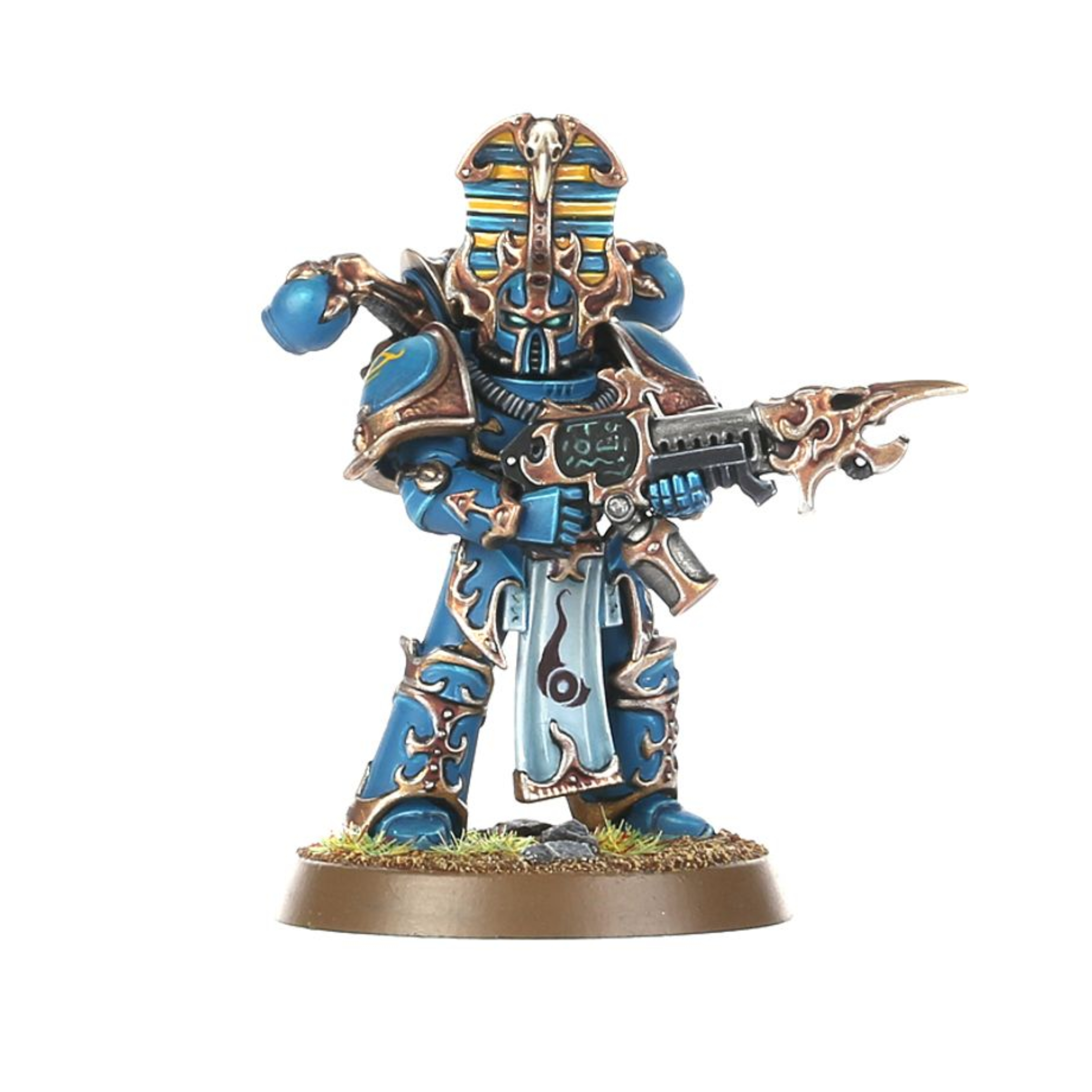 THOUSAND SONS RUBRIC MARINES WARHAMMER 40,000 Thousand sons rubric marines warhammer 40,000. Mientas avanzan a las órdenes de su maestro hechicero, los marines rúbrica lanzan ráfagas de fuego fulminantes. Los proyectiles arcanos de las armas infierno y los cañones cosechaalmas destrozan al rival, mientras el fuego mutágeno de los lanzallamas disformes quema y deforma carne y alma. Contra tales ataques, nada resiste mucho tiempo. Con este kit multicomponente de plástico puedes montar diez marines rúbrica, implacable infantería para tus ejércitos de mil hijos de warhammer 40,000. Liderados por un aspirante hechicero que los controla en batalla como un titiritero a sus marionetas, son ideales para despejar objetivos controlados por el enemigo con una lluvia de fuego letal para después reclamarlos ellos mismos. El aspirante hechicero de la escuadra puede elegir entre dos cabezas, dos remates para su báculo de psicofuerza, y una pistola bólter infierno, una pistola de llamas disformes o una mano abierta. Los otros miembros de la escuadra pueden armarse con un bólter infierno o un lanzallamas disforme; uno puede montarse con un cañón cosechaalmas opcional y otro puede portar un icono de llamas, también opcional. Los brazos, armas y torsos son intercambiables entre las miniaturas, como también lo son las otras 10 cabezas, 10 mochilas y 20 hombreras, haciendo que personalizar tu unidad sea de lo más sencillo. El kit contiene 152 piezas de plástico y 10 peanas redondas citadel de 32 mm. Las miniaturas se proporcionan sin montar ni pintar. Recomendamos usar pegamento para plástico citadel y pinturas citadel colour.